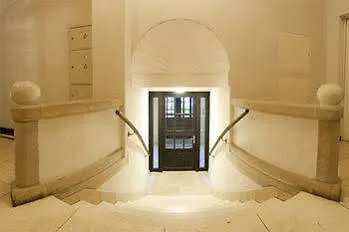 Nocny Apartment